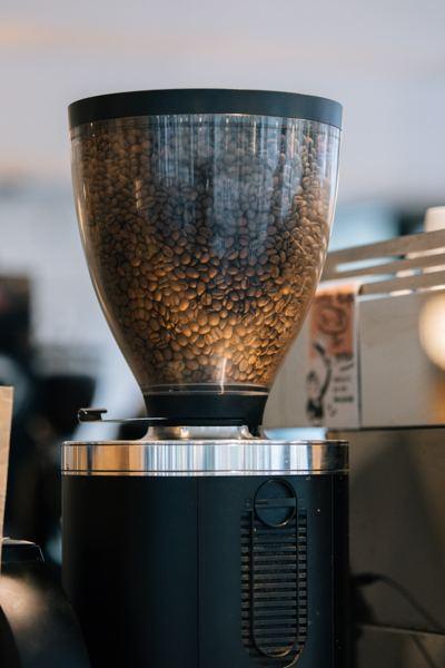Biologische koffiebonen in de molen