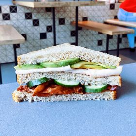 Crispy bacon with sliced avocado